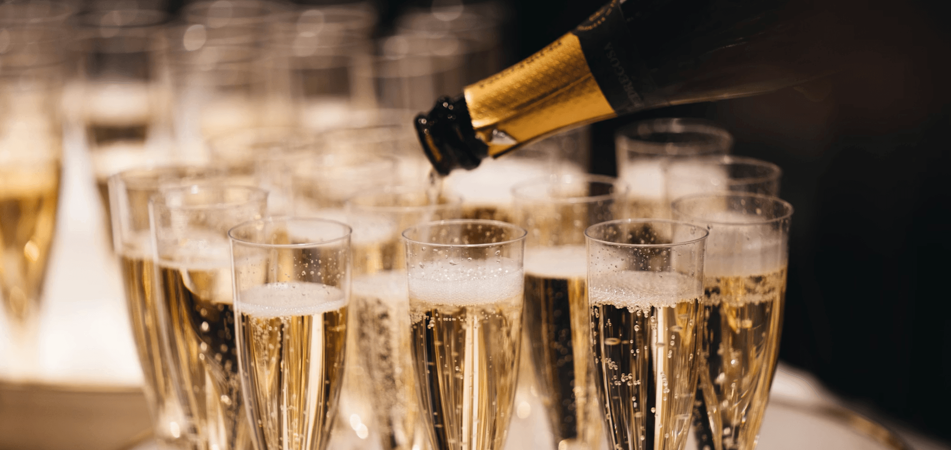 Flûte, verre tulipe et coupe de champagne alignés sur une table